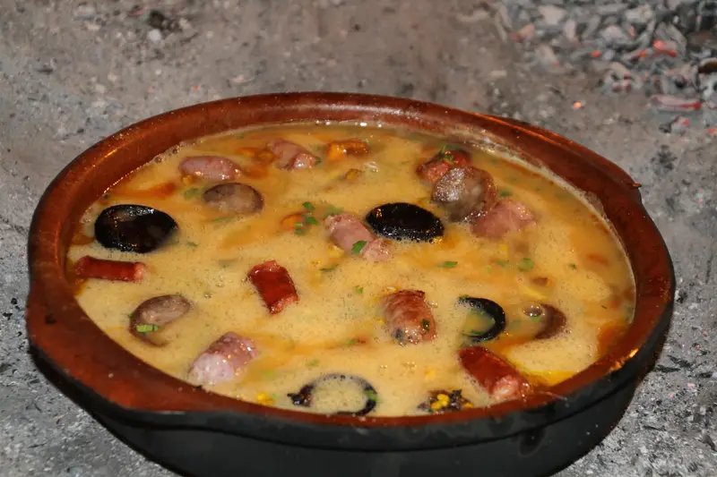 Arroz con costra recién sacado del horno de leña, en cazuela de barro