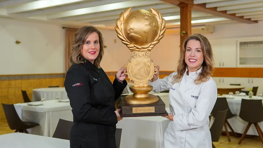 Noelia y Lidia Pascual con el trofeo de la World Paella Day Cup en el salón