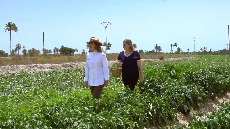Noelia y Lidia recorriendo su huerta, enfrente del restaurante