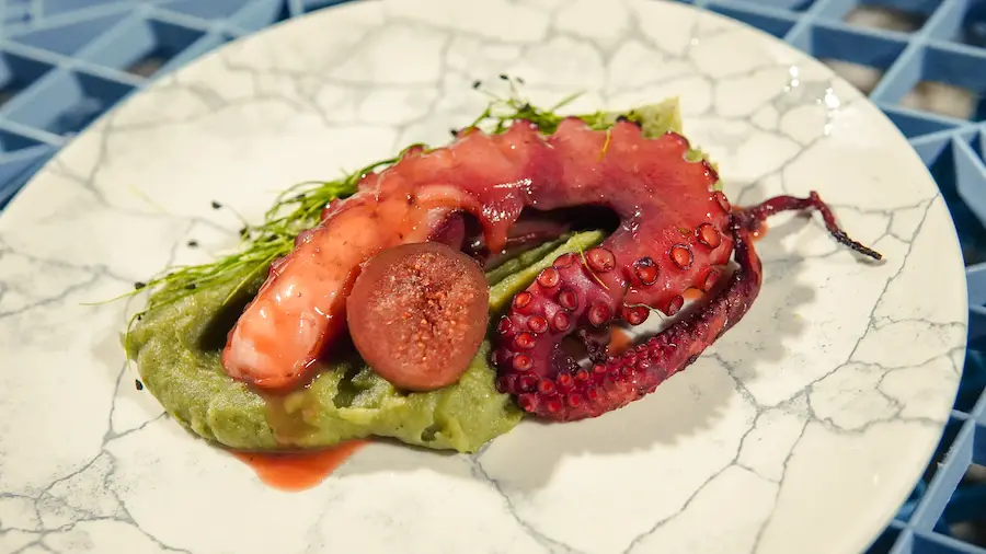 Pulpo a la brasa sobre crema verde